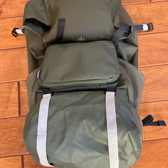 Tropic Feel Shell Backpack Cypress Green and FidLock® Toiletry Cypress Green - Picture 8 of 12